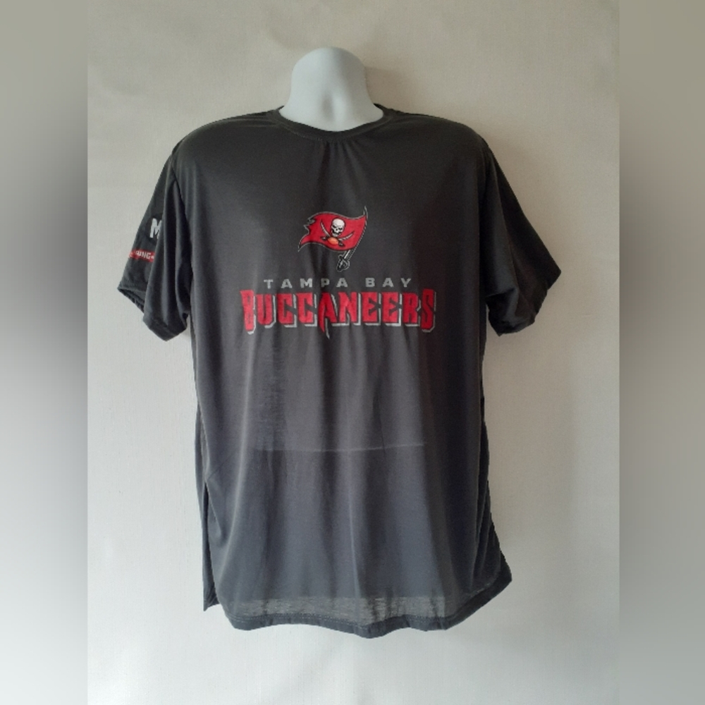 Tampa Bay Buccaneers men's black long sleeve graphic T-shirt size XL